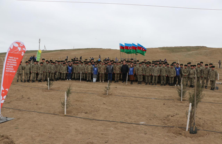 Vətənin müdafiəsində dayanan hərbi qulluqçular ağac əkərək təbiətimizə töhfə verib